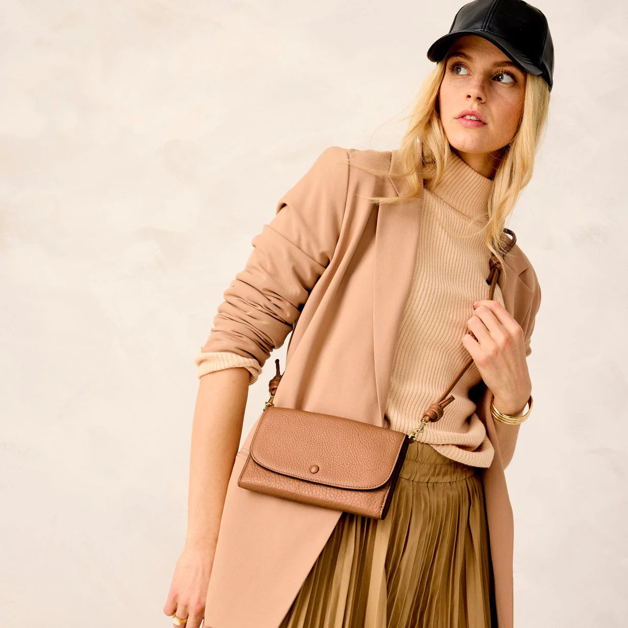 Wildwood Wallet Crossbody-Roasted Pecan in Leather